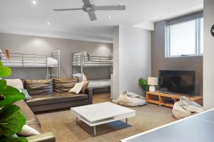 Μια τηλεόραση ή/και κέντρο ψυχαγωγίας στο Central Sorrento Living by Ready Set Stay +13 φωτογραφίες