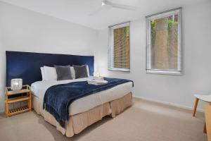 Ένα ή περισσότερα κρεβάτια σε δωμάτιο στο Central Sorrento Living by Ready Set Stay
