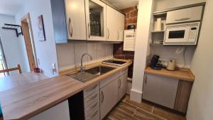 a kitchen with a sink and a microwave at Haides helle Wohnung in Neckarsteinach
