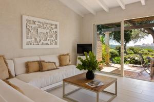 a living room with a white couch and a table at Résidence Terra Marina in Bonifacio