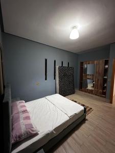 una camera da letto con un letto e una parete blu di Villa avec piscine a Meknès
