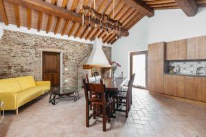 a living room with a table and a yellow couch at Agriturismo Le Cerrete in Chiusi