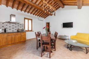 TV a/nebo společenská místnost v ubytování Agriturismo Le Cerrete