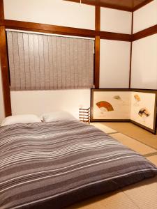 奈良市にある栄の宿の窓のある大きなベッドのある寝室