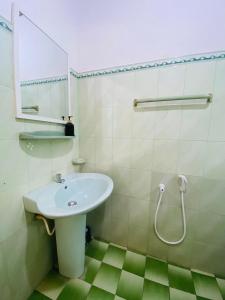 ein Badezimmer mit Waschbecken und Spiegel in der Unterkunft Chill Hostel Madiha in Matara + 20 Fotos