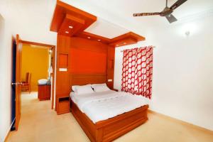 Un dormitorio con una cama y un techo. en SHALOM RESIDENCY, en Kakkanad