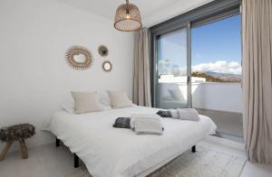 Ένα ή περισσότερα κρεβάτια σε δωμάτιο στο Luxury Penthouse with stunning views - Close to Marbella