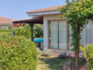 Κήπος έξω από το Villa Casablanca with private pool