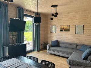 un soggiorno con un divano e un tavolo di Norbea a Sasino