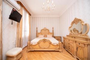 Un dormitorio con una cama, una cómoda y un espejo. en Apartments City On The Palm, en Tiflis