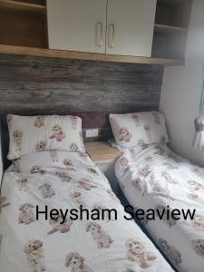 Postel nebo postele na pokoji v ubytování Heysham seaview