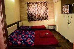 Afbeelding uit fotogalerij van SAIRATNA HOTEL only 1 minute distance from sai temple in Shirdi