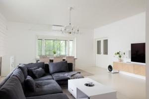 a living room with a couch and a table at Omakotitalo Jyväskylän keskustassa in Jyväskylä