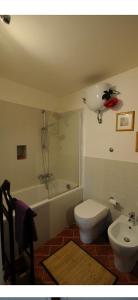 フィレンツェにあるLa Casa di Noaのトイレと洗面台付きのバスルーム +10枚の写真