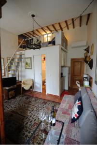 a living room with a couch and a table with wine glasses at La Casa di Noa in Florence
