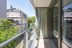 een balkon met uitzicht op een gebouw bij MeretMoi -- Modern appartement in Oostende in Oostende