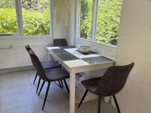 tavolo da pranzo con 4 sedie e ciotola di Gemütliches, helles Ferienhaus mit privatem Garten in gepflegtem Ferienpark a Warmenhuizen