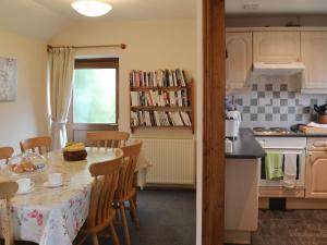 kuchnia ze stołem i krzesłami w kuchni w obiekcie Moorview Cottage w mieście Marytavy
