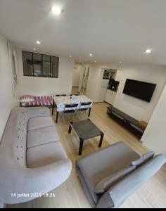 Μια τηλεόραση ή/και κέντρο ψυχαγωγίας στο Appartement avec terrasse dans la verdure +2 φωτογραφίες