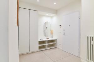 a white bathroom with a sink and a mirror at Astra 1 - Rifugio moderno dal gusto elegante in Bologna