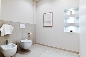 a bathroom with a toilet and a sink at Astra 1 - Rifugio moderno dal gusto elegante in Bologna