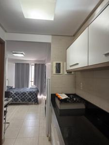 una cucina con frigorifero e un letto in una camera. di Mar do cabo Branco by Allmare Temporada a João Pessoa Altre 15 foto