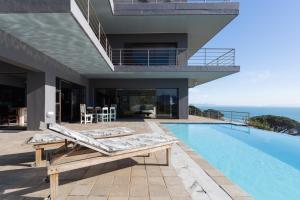 Bazén v ubytování Gordons Bay Villa with Pool nebo v jeho okolí
