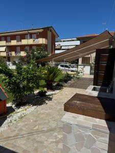 eine Terrasse mit einer Bank vor einem Gebäude in der Unterkunft Stella di Mare in Montesilvano