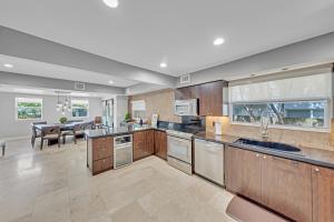 cocina grande con electrodomésticos de acero inoxidable y comedor en Ft Lauderdale Casa de Las Olas, en Fort Lauderdale