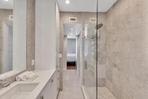 Un baño con ducha, lavabo y bañera. en Ft Lauderdale Casa de Las Olas, en Fort Lauderdale 23 fotos más