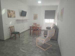 un soggiorno con sedie, divano e tavolo di Apartamentos Turísticos Atalaya a Minas de Ríotinto