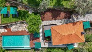 an overhead view of a house and a swimming pool at ALDEIA DA MARGARIDA in Tarouquela