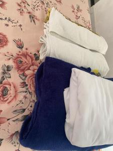 a pile of pillows sitting on top of a wall at Apartamento Natal ZN disponível próximo Shopping in Natal