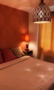 En eller flere senge i et værelse på Maison paisible avec jardin - proche du lac de Sanguinet