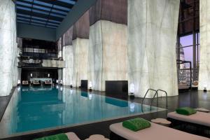 una piscina in un edificio con di Banyan Tree Doha At La Cigale Mushaireb a Doha