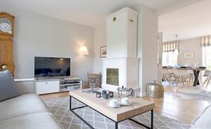 un soggiorno con un divano e un tavolo di Dünenzauber a List