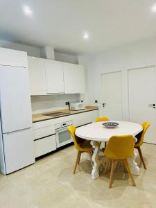 ครัวหรือมุมครัวของ Spacious 3-bedroom family apartment in the historic center, Albaicín