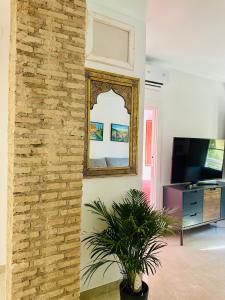 โทรทัศน์และ/หรือระบบความบันเทิงของ Spacious 3-bedroom family apartment in the historic center, Albaicín