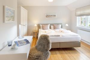 una camera da letto con un letto e un tavolo con una sedia di Dünenzauber a List