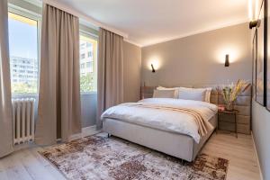 une chambre avec un lit et une grande fenêtre dans l'établissement Golden Glow Hideaway, à Bucarest