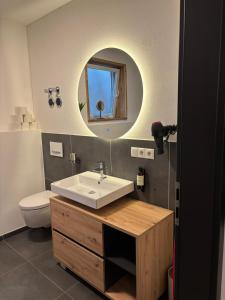 Foto dalla galleria di Luxusferienwohnung mit Sauna - NEUBAU a Ofterschwang Altre 14 foto