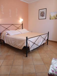 una camera da letto con un letto in una stanza di Agriturismo Le Quattro Stagioni a Viterbo
