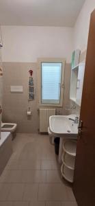 Et badeværelse på Casa ERMINIA + 5 billeder