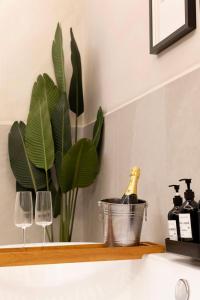 una bottiglia di champagne su uno scaffale con due bicchieri di vino di Falco Deluxe Home a Napoli