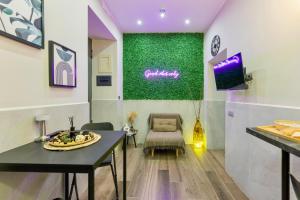 a room with a table and a green wall at Falco Deluxe Home - Naples Airport & Town in Naples +35 photos