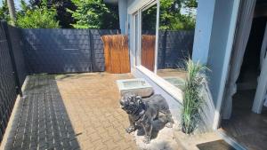 a statue of a lion on a patio at Moderner Zweizimmer Bungalow in Nürnberg