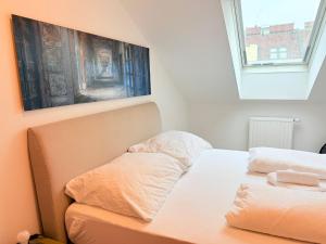 a bedroom with a bed and a picture on the wall at Dachterrasse für 4 Personen in Vienna