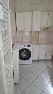 ドレスデンにあるWeber Apartmentsの白いランドリールーム(洗濯機付) +121枚の写真