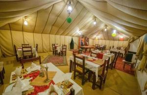 Restaurace v ubytování luxury safari camp