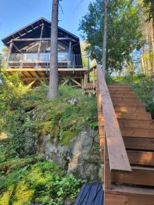 LohjaにあるVilla Mustikkamaaの木の階段
